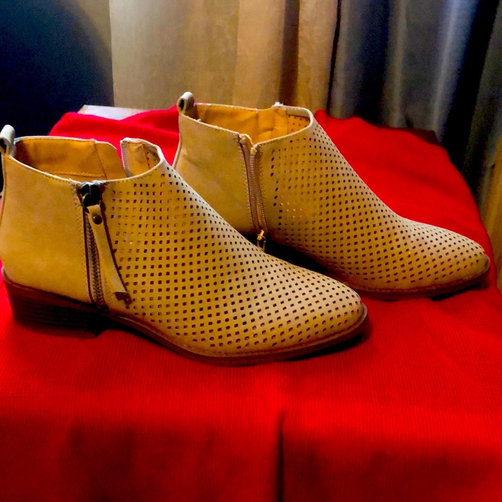 Time & Tru - Woman’s size 8.5 bootie great condition